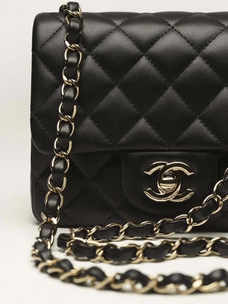 Luxe Crest Knit Set & Quilted Chain Bag